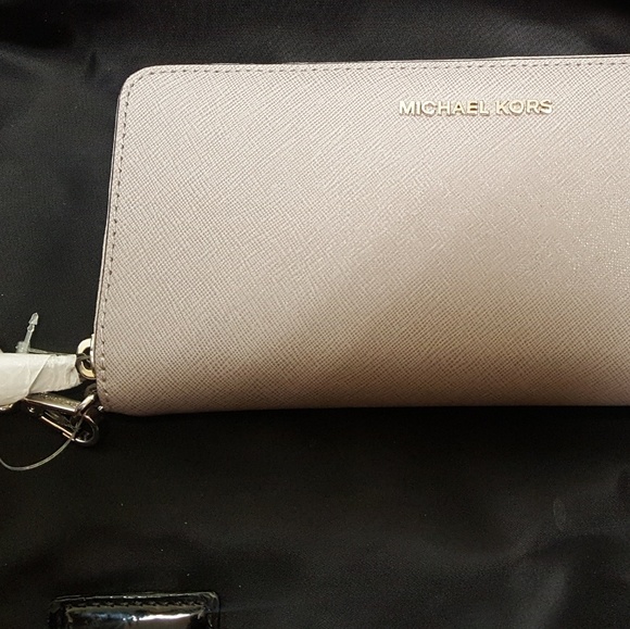 WILL SHIP TODAY Authentic NEW Micheal Kors zip around wallet - Picture 3 of 4